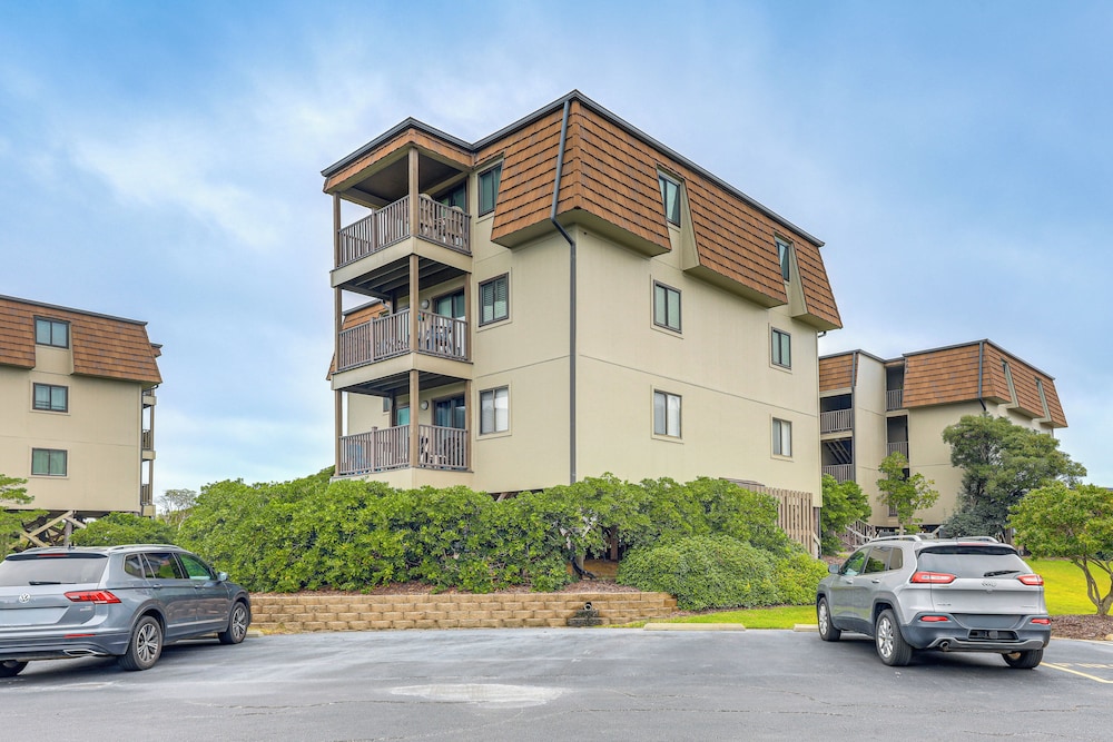 Steps to Sand! Condo w/ 2 Pools in Atlantic Beach
