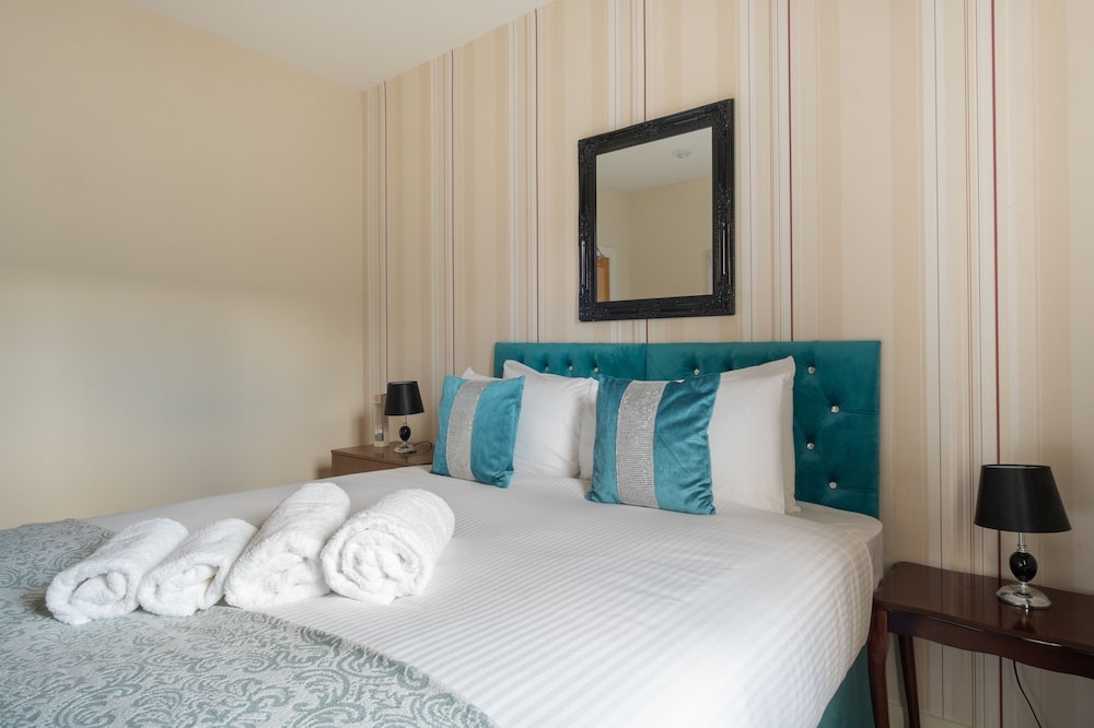 Novelty Suites - Roslin Street