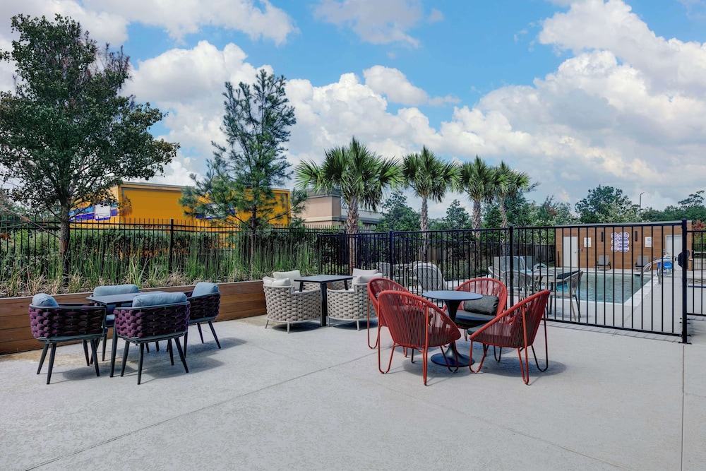 Hampton Inn  Suites Shenandoah The Woodlands, Tx - Property Image 1