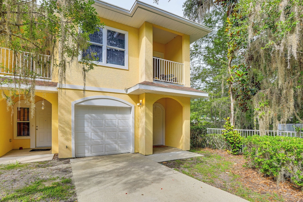 1 Mi to UF: Modern Townhome w/ Balcony