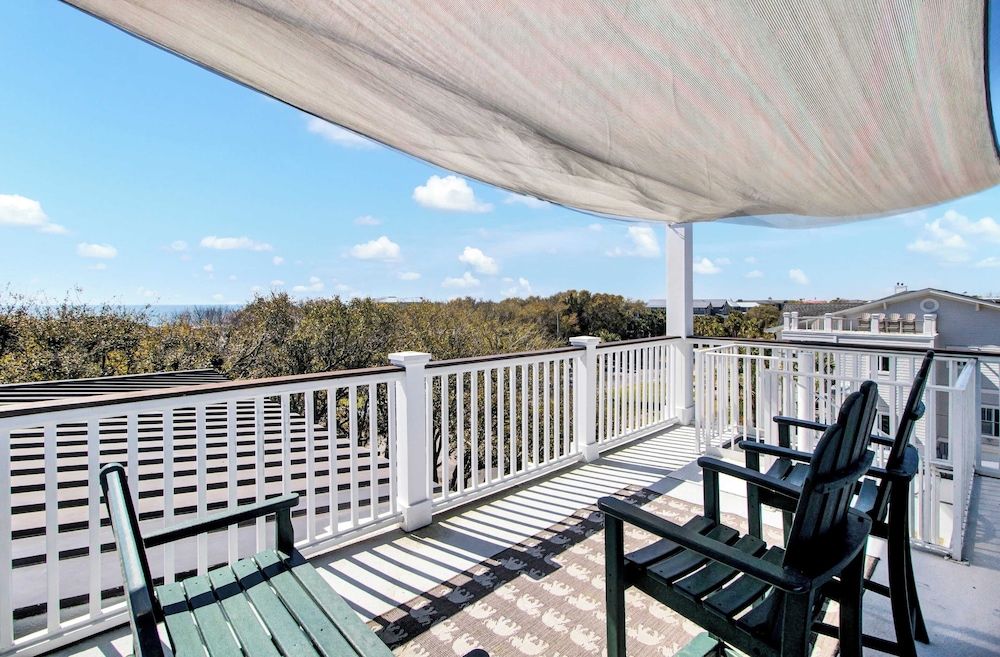 Steps to the Beach! Pool, Gym, Game Room, Movie Theater 3301 Palm by Avantstay