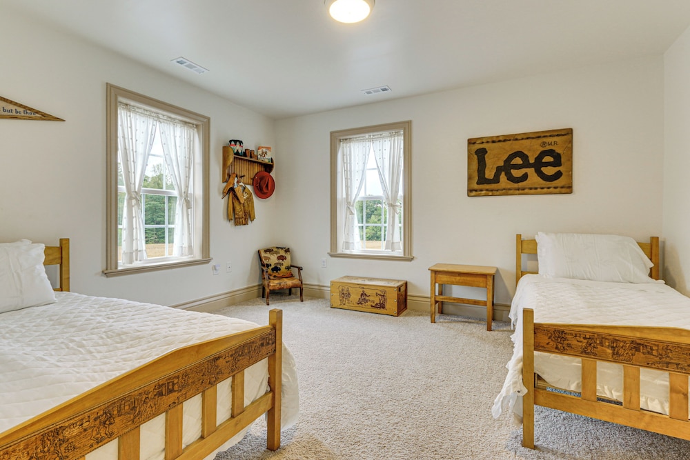 Updated Farmhouse < 2 Mi to Historic Middletown!