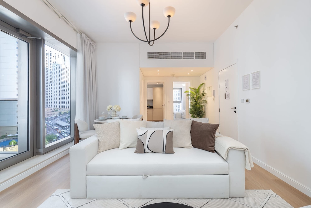 Bright and Airy 1-bedroom Apartment Perfect for 4 in Dubai Marina