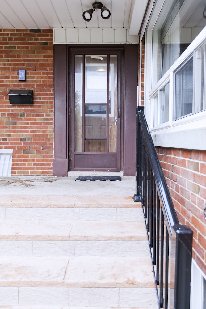 Spacious Apartment in Forest Hill (Free Parking) - Image 3