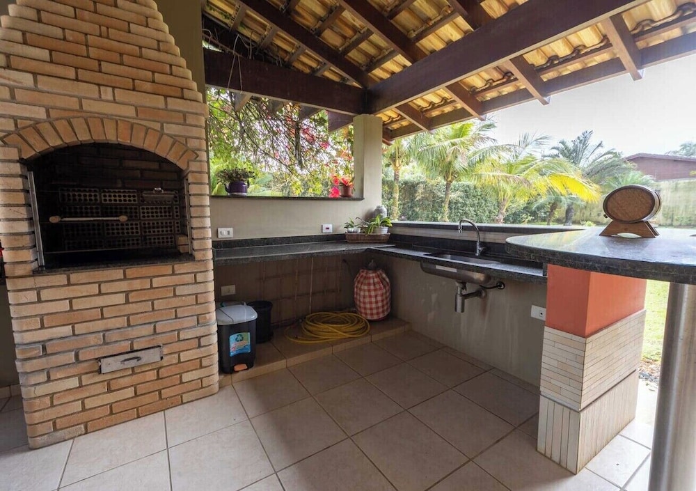 Casa com rea Gourmet e Quintal a 200 m da Praia