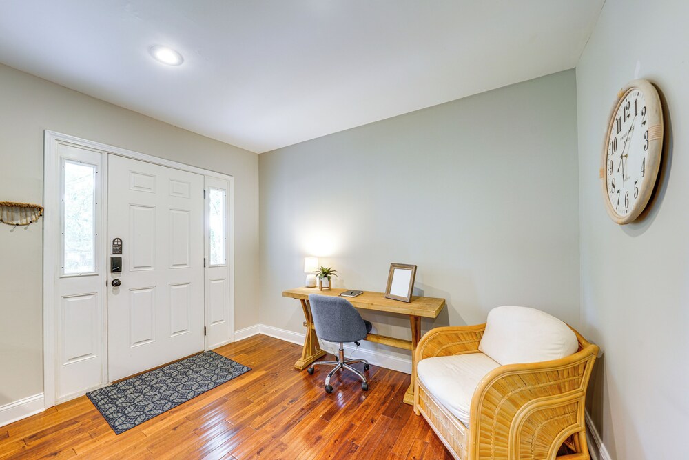 Fire Pit & Grill: Family Home on Fox River Trail!