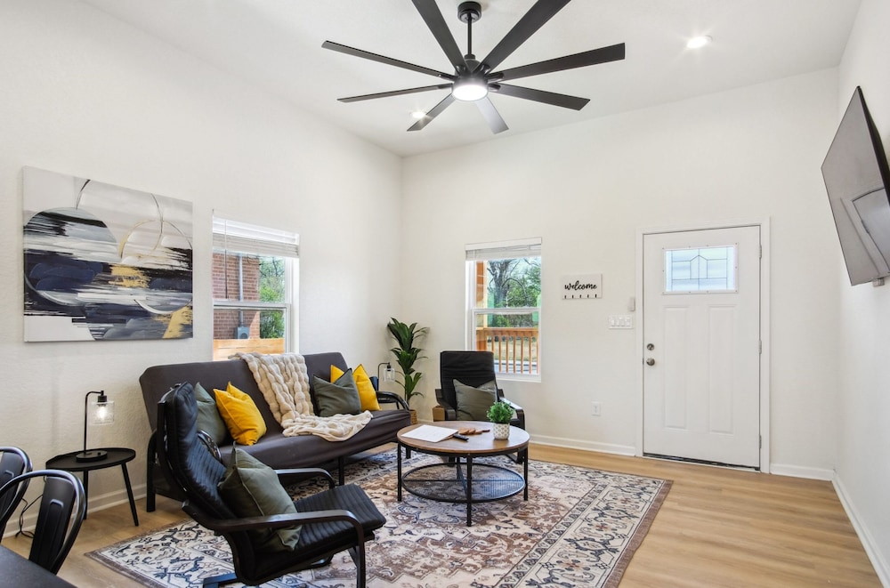 Sleek 4br/3ba Urban Living w/ Downtown Views!
