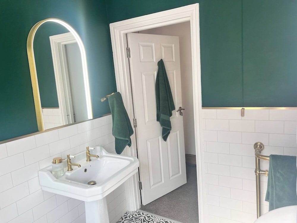 Historic Seaside Cottage - Sleeps 5 & Pets Ok
