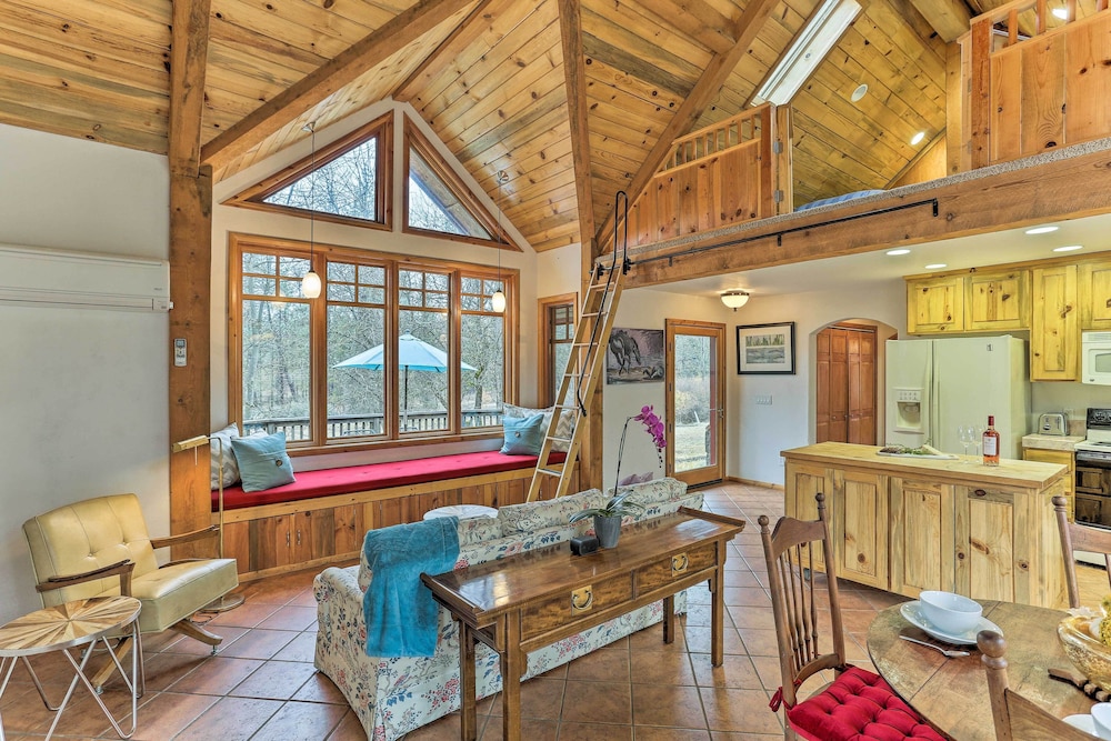 Peaceful Shasta Cascade Getaway on 15-acre Ranch!