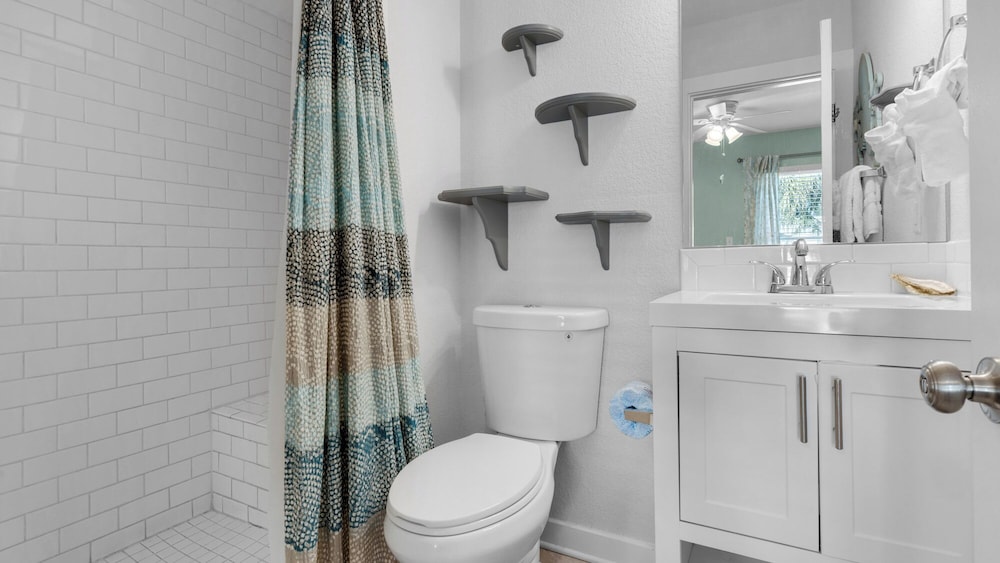 Your Ideal Beach Getaway With Private Pool, Game Room and Close to Beach!
