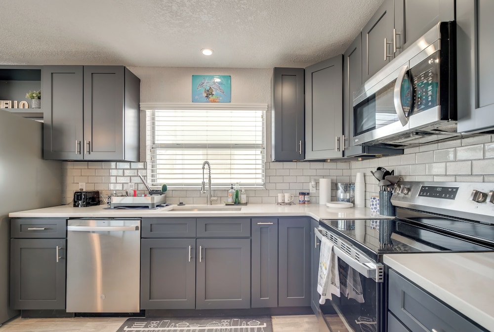 Canal & Gulf Views: Spacious Hudson Home