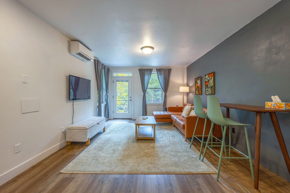 Evergreen Retreat B 30 Night Minimum 1 Bedroom Apts
