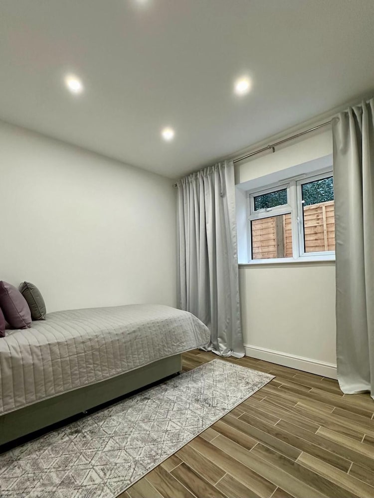 House in Croydon Welcomes you to Comfort and Style view 2