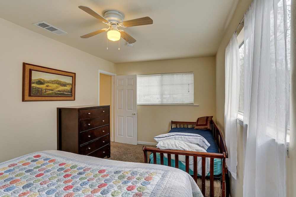 Charming Lakehead Cabin: Walk to Shasta Lake!
