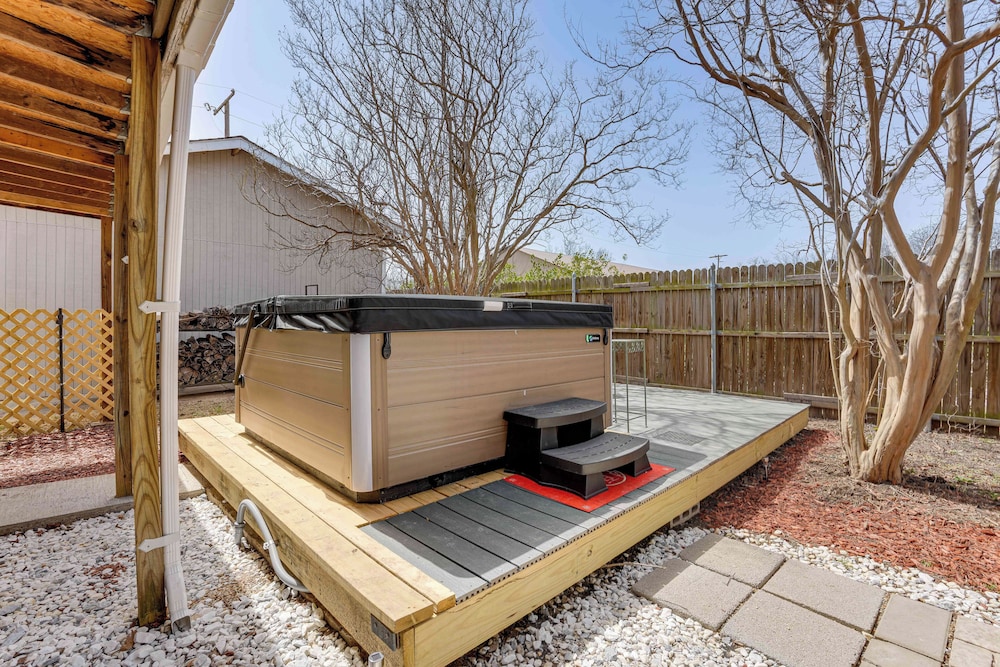 Hot Tub & Fenced Yard: Dog-friendly Gem in Denison
