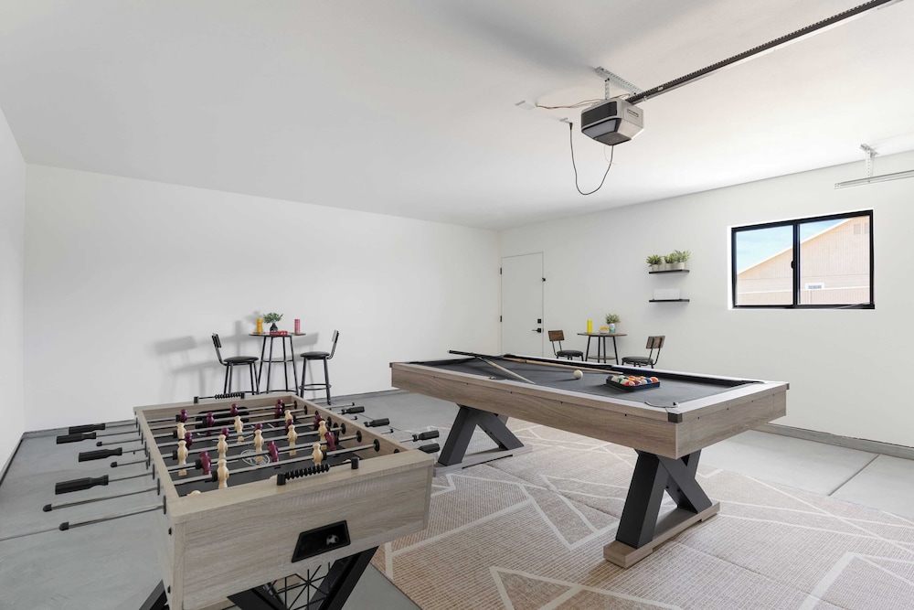 Bocce, Pool+spa, Game Room, Firepit Modern Oasis Yucca Haven by Avantstay