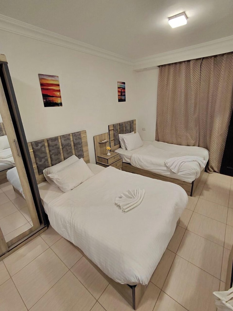 Pearl pyramids Inn