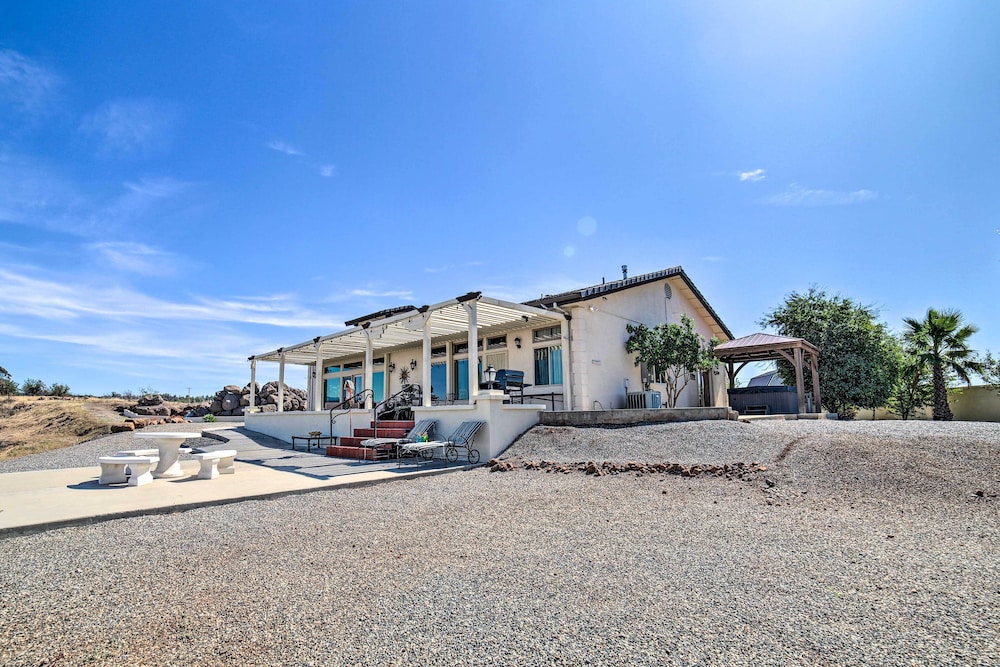 Chic Paradise Home w/ Terrace: 13 Mi to Wineries!