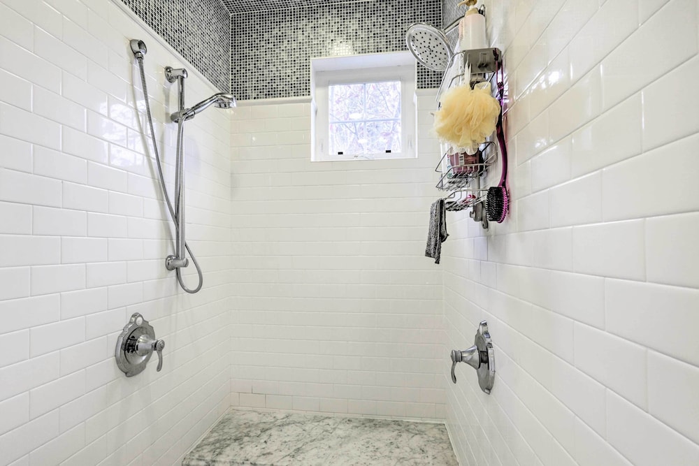 Luxe Sandy Home w/ Hot Tub: 9 Mi to Skiing!