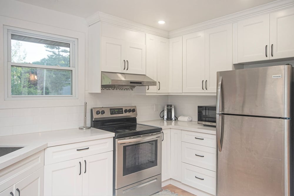 Lakeside 4BR Cottage in Bailieboro w BBQ Grill