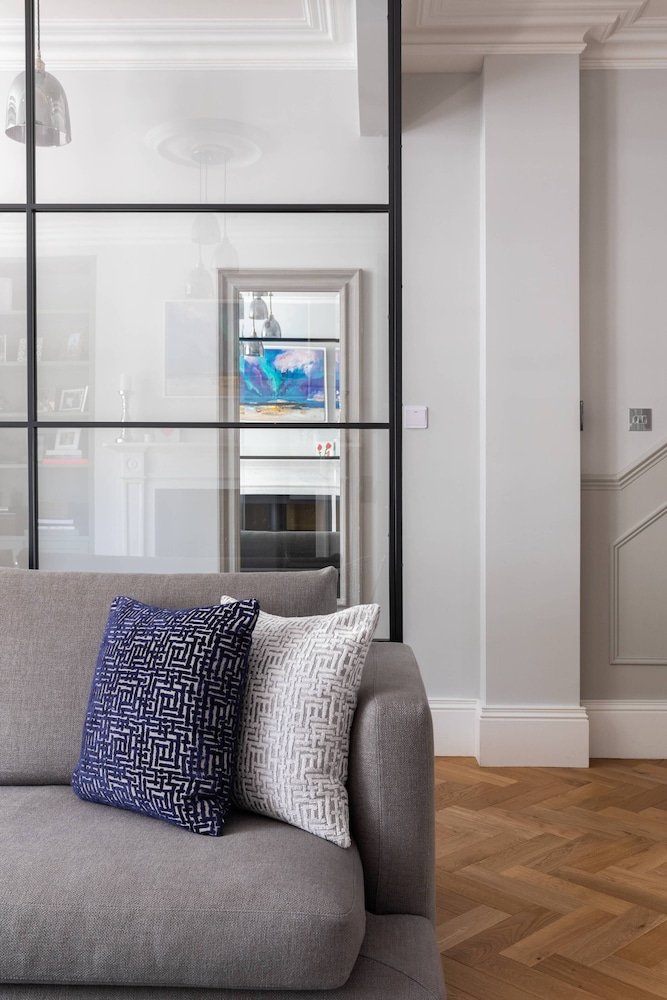 Crondace Road by Onefinestay