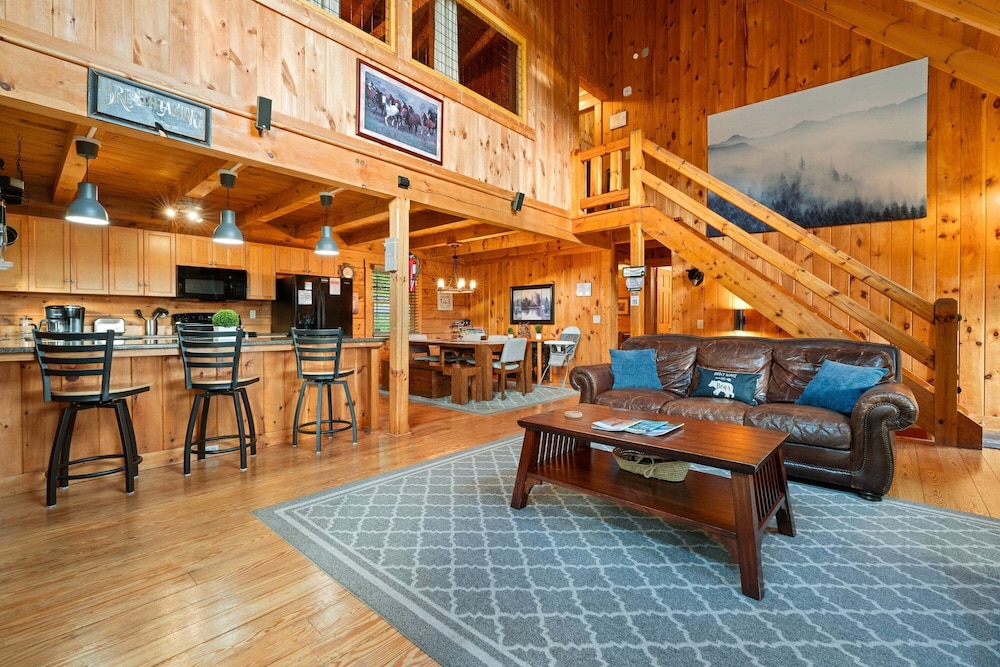 Breathtaking Hideaway 5 Bedroom Cabin