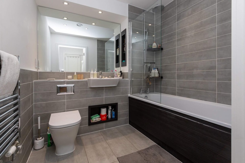Peaceful & Vibrant 1BD Flat W/balcony- Bow Common!