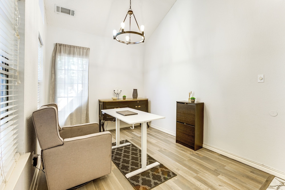 Pet-friendly Condo w/ Pool Access in Houston