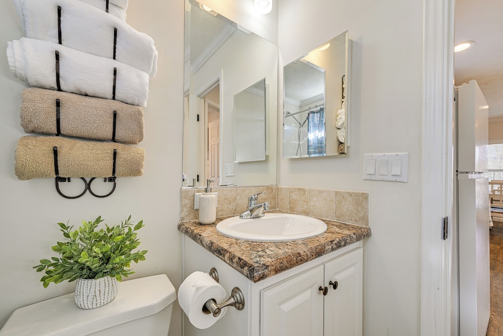 < 1 Mi to Lake Norman Marina: Home w/ Pool Access