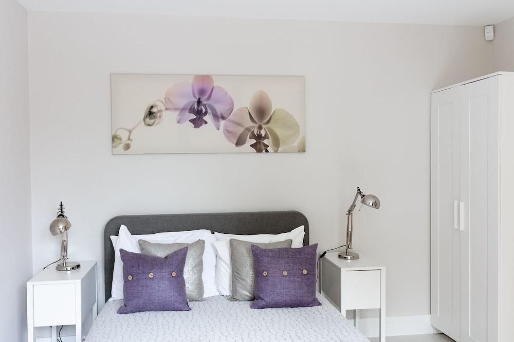 Immaculate Central Windsor Town House view 4