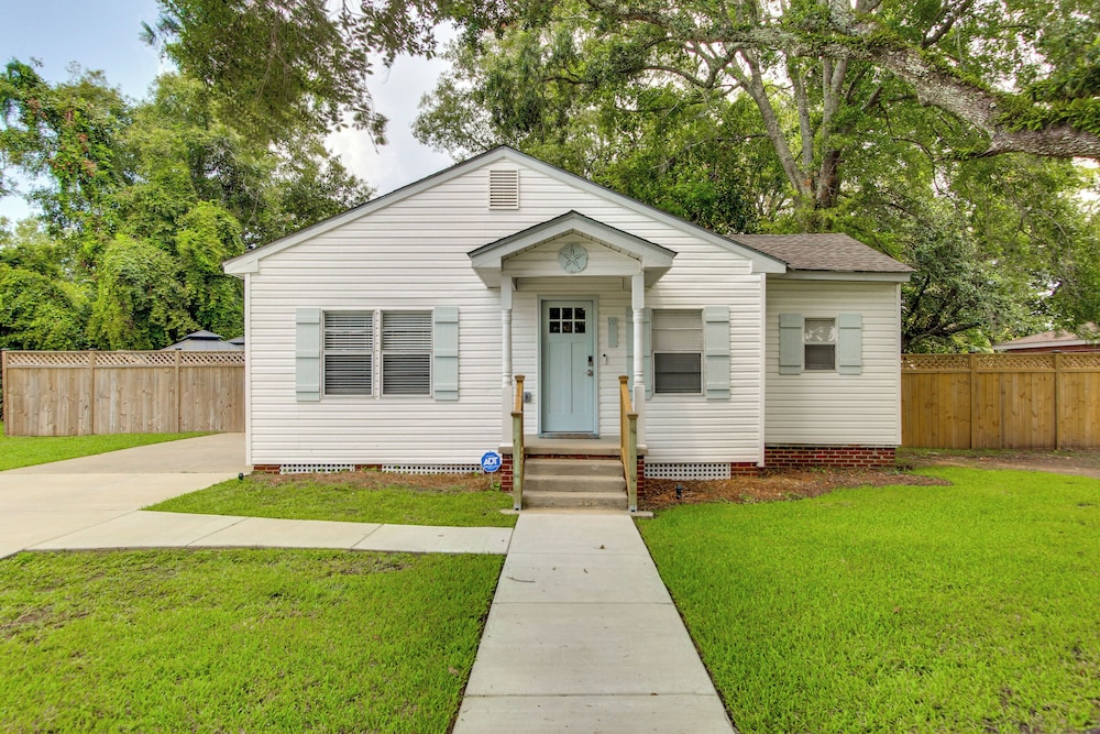 Walk to Beach, Gazebo w/ Hot Tub: Gulfport Gem!