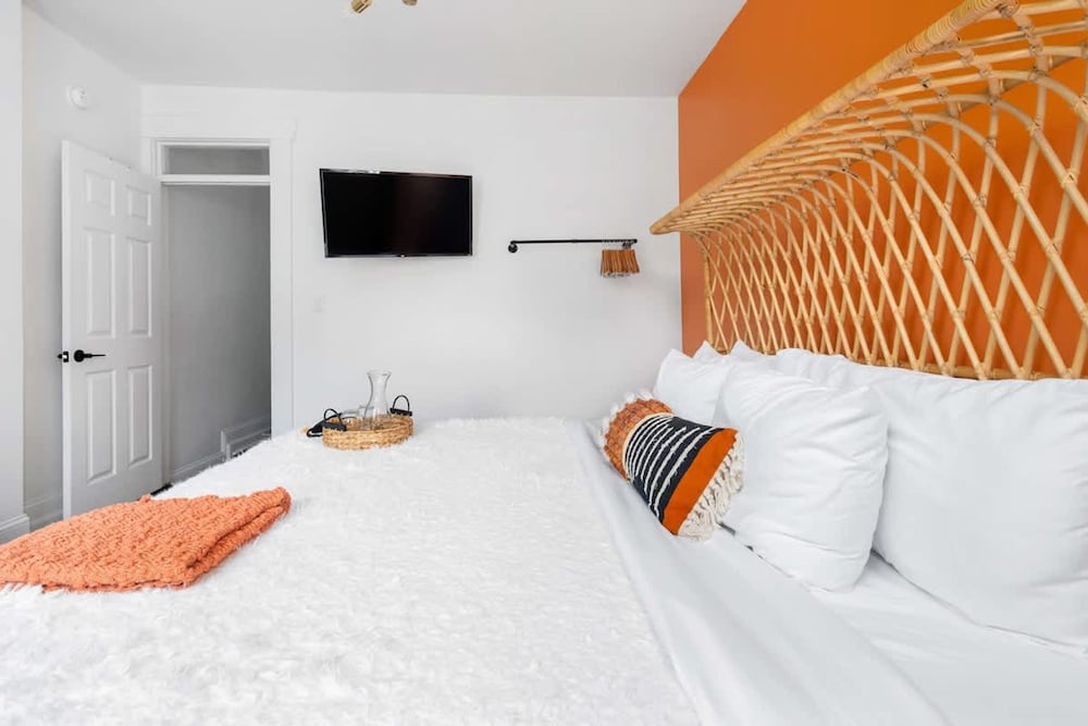 Short North Convention King Bed Parking Free