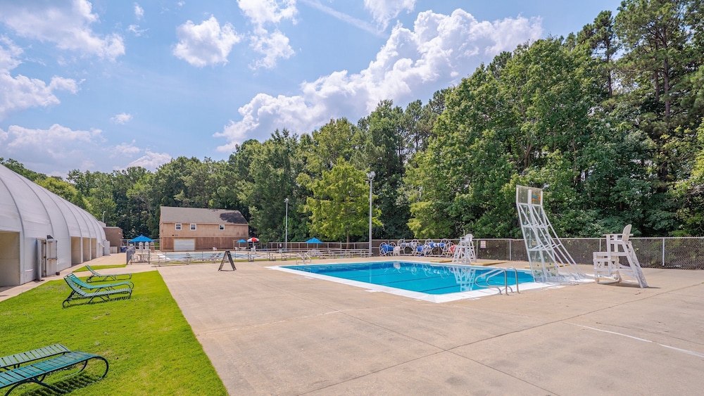 Relaxing Retreat Near North Hills & Downtown 3 Bedroom Home