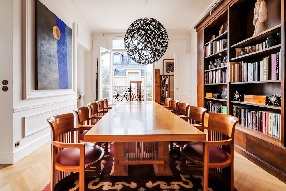 Prestigious Apartment Near the Trocadero