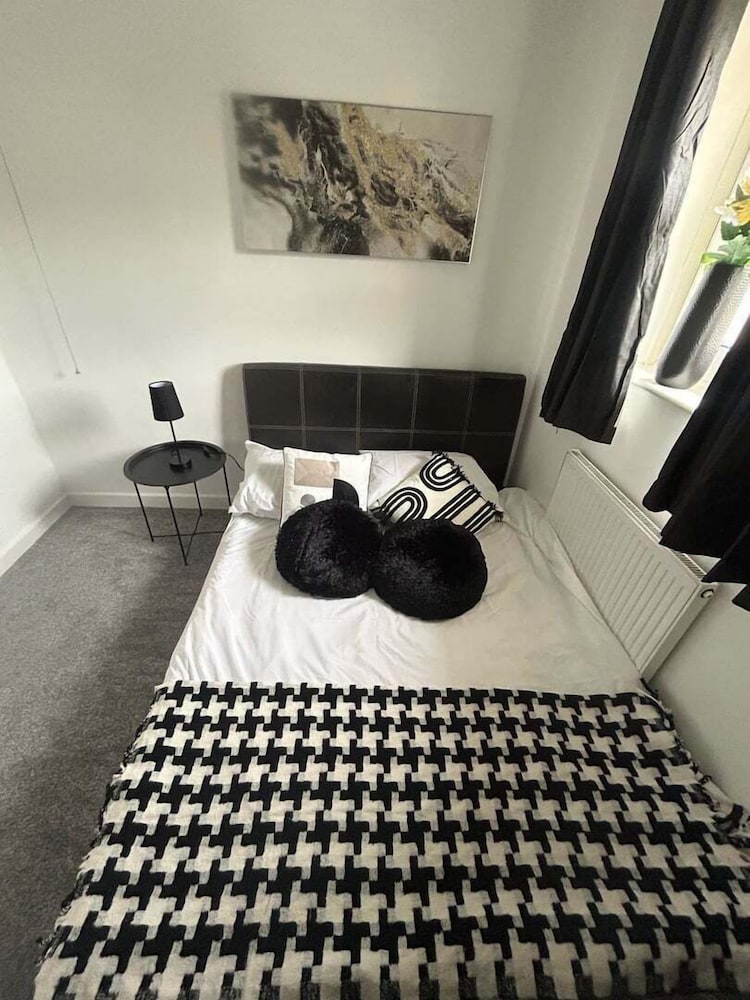 Family & Group Stay 3 Bedroom Swansea Home