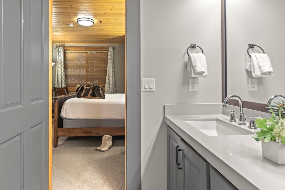 Black Bear Lodge KBM Resorts Walk to Slopes and Restaurants, Hot Tub, Elevator Access 2 Units, 4 Bedrooms BBL Ml-2744