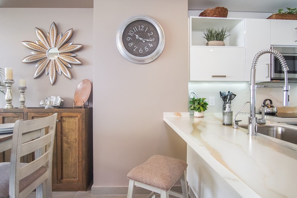 Stunning 1 Bedroom Condominium