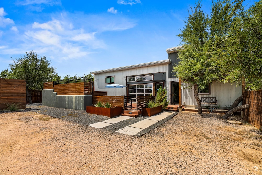 Luxury 7BR Hill Country Gem With Barndominium