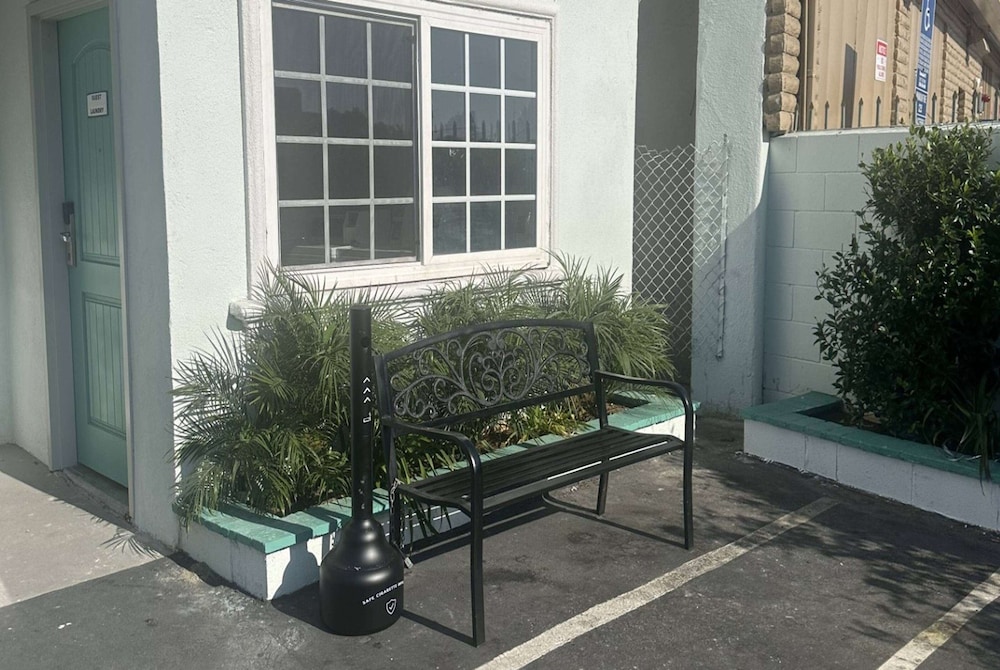 Super 8 by Wyndham Oceanside Downtown