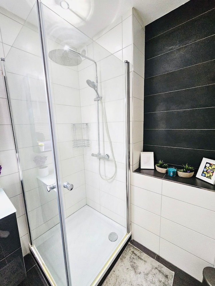 Chic Urban Stay 2BR with parking