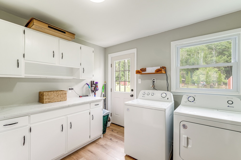 Alleghany Mountain Cottage w/ Porch & Backyard