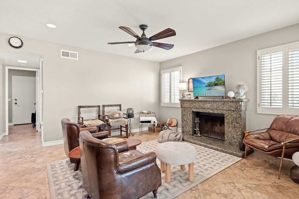 Near ONT Spacious 4BR Family Retreat Safe Area