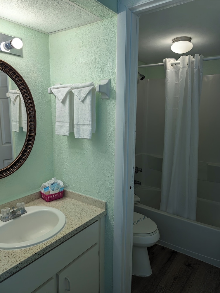 Daytona Beach Vacations - Traders Inn Beach Club - Property Image 9