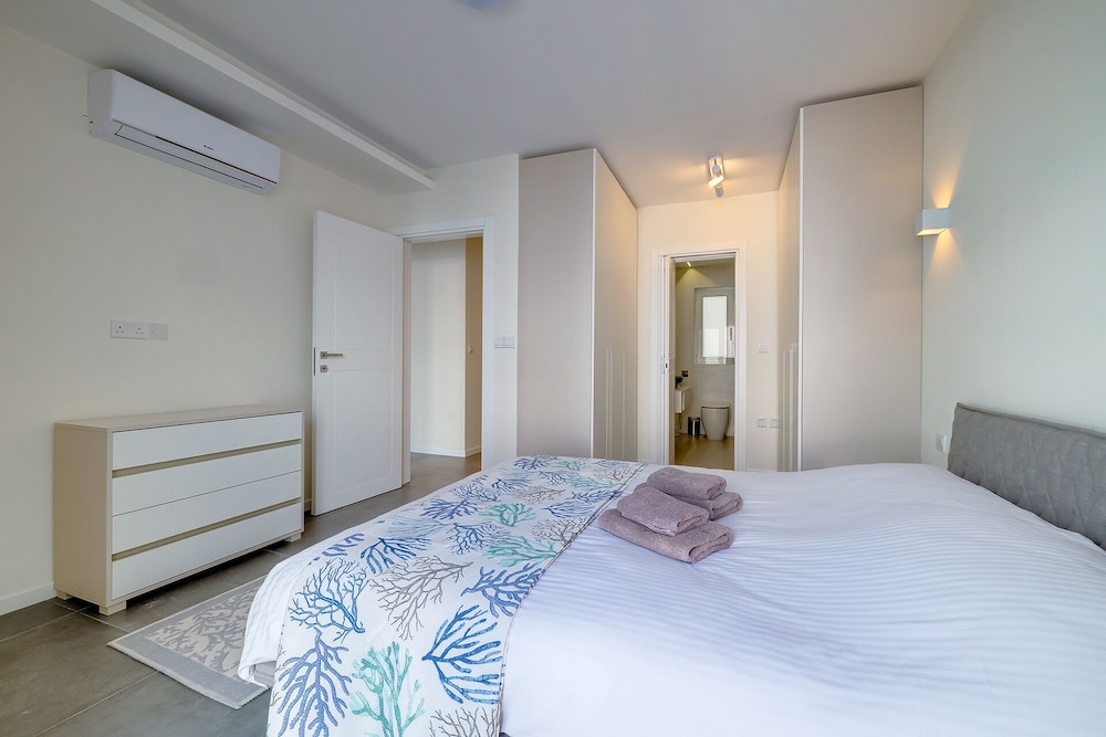 Stunning 3BR Apartment With Marina Views photo 3