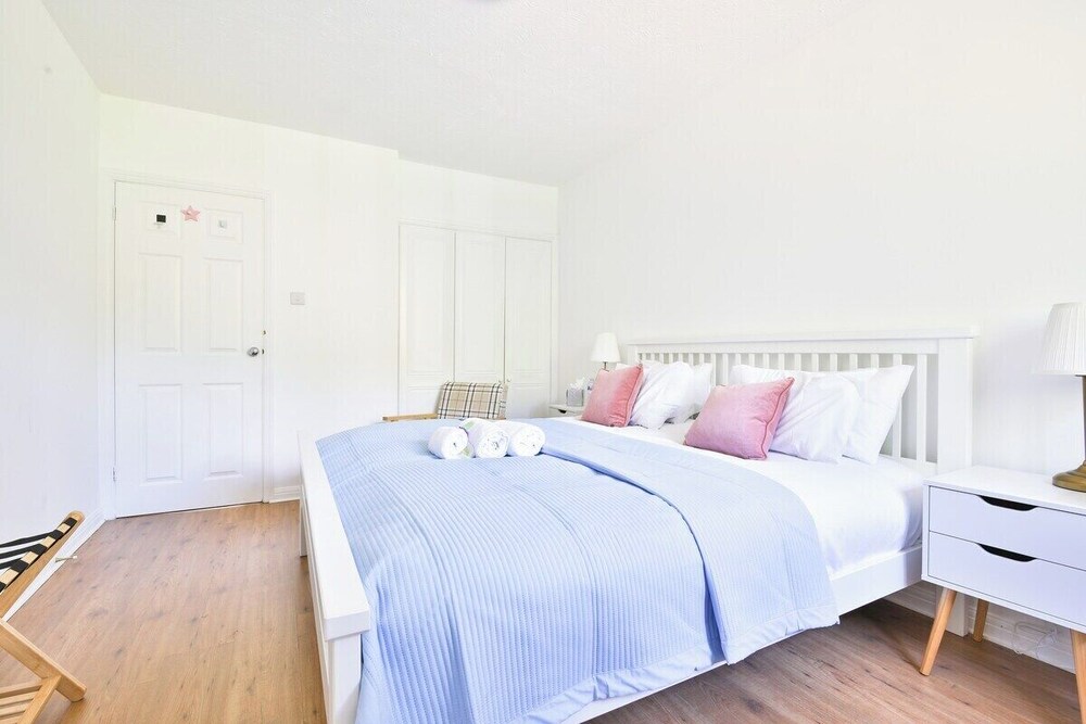 Homely 5 Bed House - 15 Mins to Cardiff City