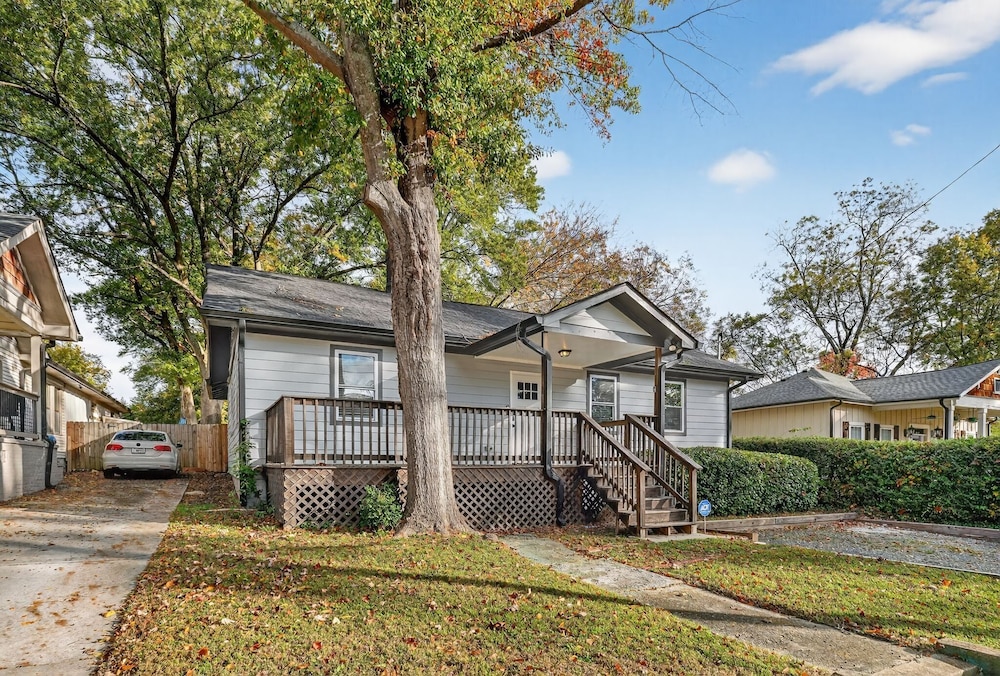 Spacious 4br Mozley Park Home With Fenced Yard 4 Bedroom Home