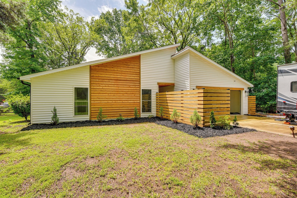10 Mi to Uptown Charlotte: Family Home w/ Backyard