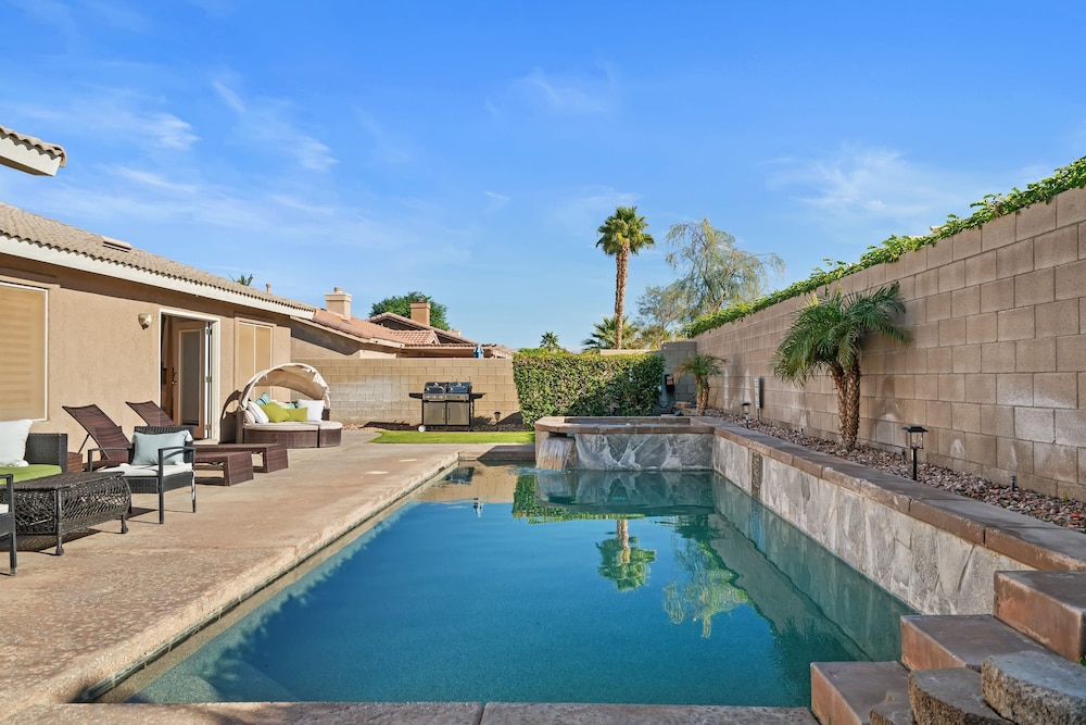 La Quinta Desert Haven Luxe Stay w Private Pool Hot Tub Pool Table