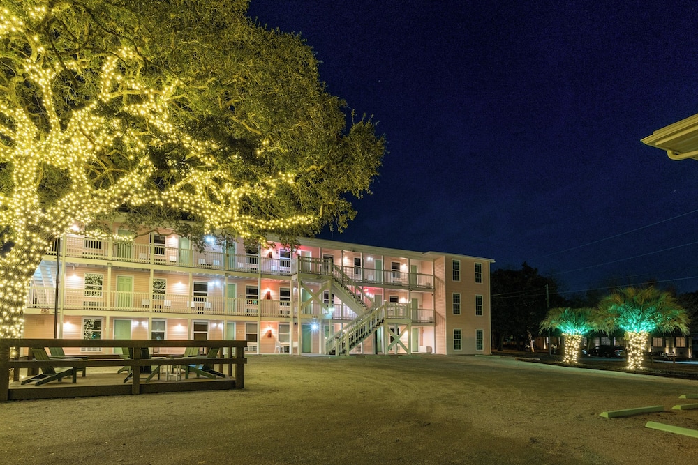 Treehouse Lounge - RR Beach Club