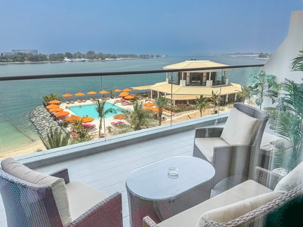 Peaceful and Airy 1-bedroom Apartment With the Palm Beach View